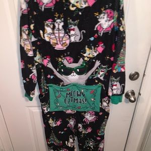 Christmas cat onesie—worn once!!🌲🌲